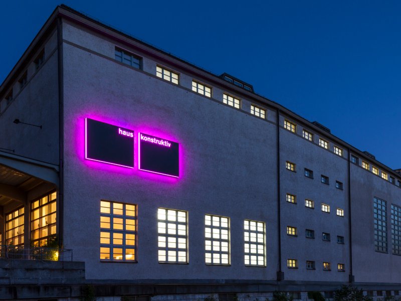 Bild links: Museum Haus Konstruktiv bei Nacht ©2018, Museum Haus Konstruktiv (Peter Baracchi)
